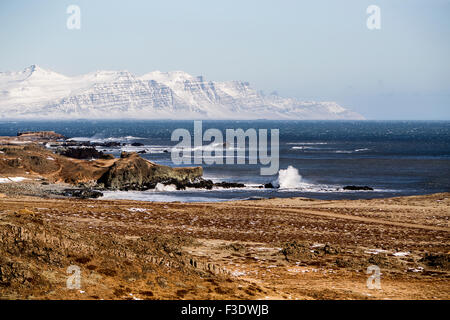 Osten Fjorden in Island mit schneebedeckten Vulkanen im Hintergrund Stockfoto