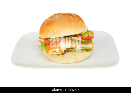 Fischstäbchen mit Salat und Remoulade in ein weiches Brot Rollen auf einer Platte isoliert gegen weiß Stockfoto