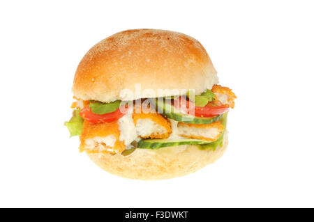 Fischstäbchen mit Salat und Remoulade in einem weichen Brötchen, isoliert gegen weiß Stockfoto