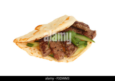 Steak-Gurke und Koriander in einem Fladenbrot isoliert gegen weiß Stockfoto