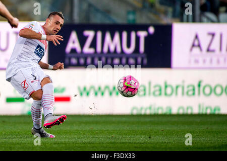 Modena, Italien. 3. Oktober 2015. Gaetano Letizia (Carpi) Fußball: Italienische "Serie A" match zwischen Carpi FC 2: 1-Torino FC im Stadio Alberto Braglia, in Modena, Italien. © Maurizio Borsari/AFLO/Alamy Live-Nachrichten Stockfoto