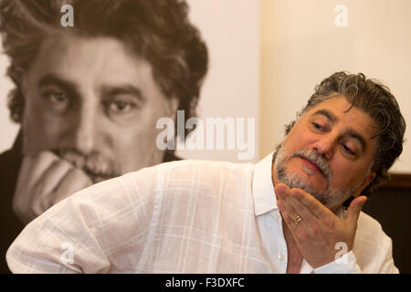 Prag, Tschechische Republik. 6. Oktober 2015. Argentinische Tenor José Cura besucht die Pressekonferenz in Prag, Tschechische Republik, 6. Oktober 2015. © Michal Kamaryt/CTK Foto/Alamy Live-Nachrichten Stockfoto