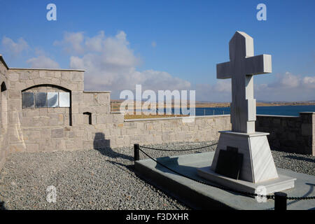 Kreuzförmige Denkmal Platte in Erinnerung an alle diejenigen, die ihre letzten Asyl auf Lemnos zwischen 1920-1921 gefunden. Russo-Kozak Friedhof Stockfoto