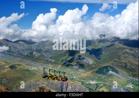 Seilbahn über das Tal Rätoromanischen, La Grave, Französische Alpen, Frankreich Stockfoto