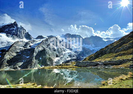 Panoramablick mit Reflexion der Gletscher von La Meije in einem künstlichen See auf halbe Höhe, Französische Alpen, Frankreich Stockfoto