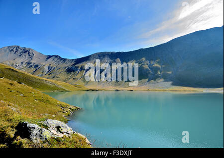 Lac Goléon erscheint in tief türkis-blaue Farbe mit den ersten Sonnenstrahlen am frühen Morgen, Französische Alpen, Frankreich Stockfoto