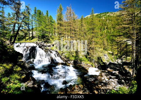 Verträumter Wasserfall Fontcouverte im Tal des Flusses Clarée; Seitenansicht, Französische Alpen, Frankreich Stockfoto