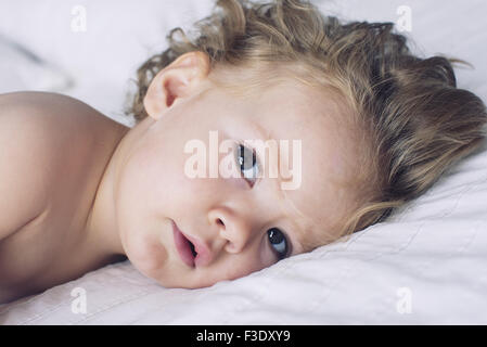 Babymädchen hinlegen, Porträt Stockfoto