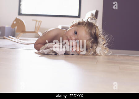 Babymädchen auf Boden liegend, Porträt Stockfoto