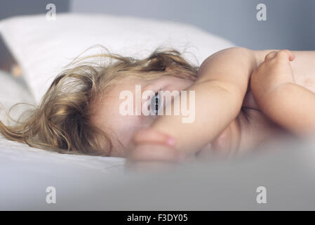 Babymädchen Nickerchen Stockfoto