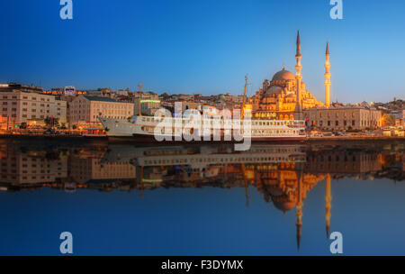 Panorama von Istanbul einen dramatischen Sonnenuntergang vom Galata-Brücke, Istanbul, Türkei Stockfoto