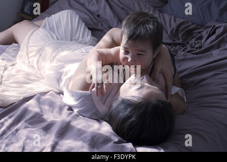 Mutter und Baby Boy auf Bett gemeinsam entspannen