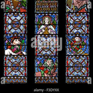 London, England, Vereinigtes Königreich. Allerheiligenkirche, Margaret Street. Glasmalerei-Fenster: die Evangelisten. Engel (St Matthew als Vertreter) Stockfoto