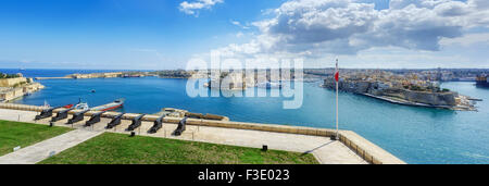 Die begrüssende Batterie und Grand Harbour in Valletta. Stockfoto