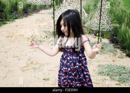 Kleine Mädchen spielen im park Stockfoto