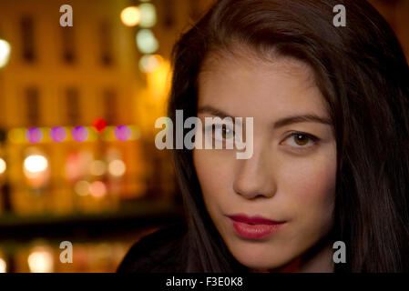 Junge Frau in der Stadt in der Nacht, Porträt Stockfoto