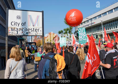 Gegen Sparpolitik marschieren durch Manchester Stadtzentrum während der Parteitag der konservativen. Stockfoto