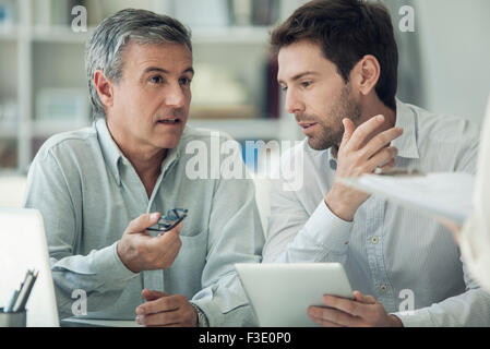 Geschäftsleute Arbeiten diskutieren Stockfoto