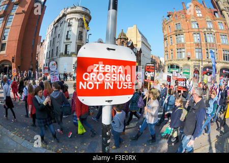 Gegen Sparpolitik marschieren durch Manchester Stadtzentrum während der Parteitag der konservativen. Stockfoto