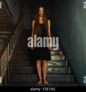 Frau stehend auf der Treppe in der Nacht Stockfoto