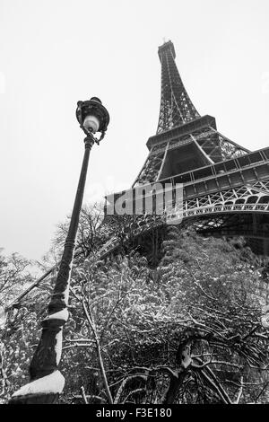 Eiffelturm und einen Laternenpfahl unter dem Schnee in Paris, Frankreich Stockfoto