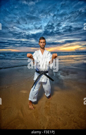 schwarzer Gürtel Karate Mastar bei Sonnenuntergang Stockfoto