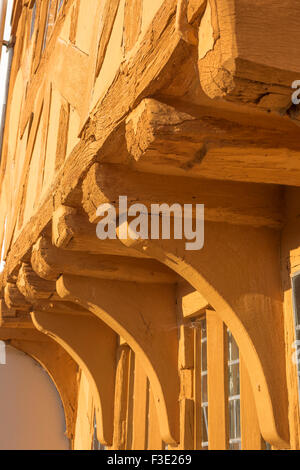 Mittelalterliches Großbritannien, Details der Jet-Tied Front und Eichenkorbelle von Little Hall, einem mittelalterlichen Fachwerkhaus in Lavenham, Suffolk, England, Großbritannien Stockfoto