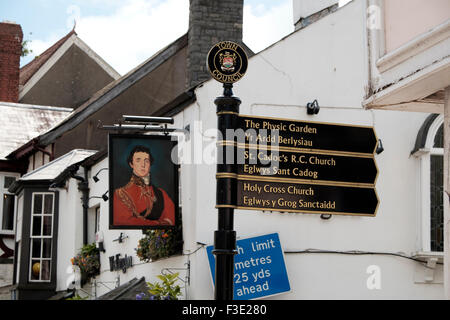 Wegweiser in der High Street in der Stadt Cowbridge inmitten des Vale of Glamorgan Stockfoto