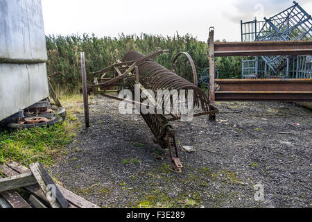 Alte und defekte rostige Maschine zur Trennung von Heu in den Bereichen Stockfoto