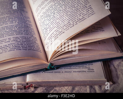 Viele Hardcover-Bücher. Stockfoto