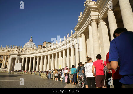 Lange Schlange von Touristen warten auf die Vatikanischen Museen, Piazza San Pietro, Rom betreten. Stockfoto