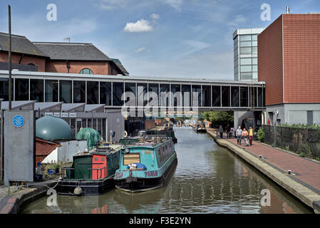 Castle Quay Banbury und der Kanal von Birmingham nach Oxford mit einem Fußgängerfußweg über dem Kopf. Banbury Oxfordshire England Großbritannien Stockfoto