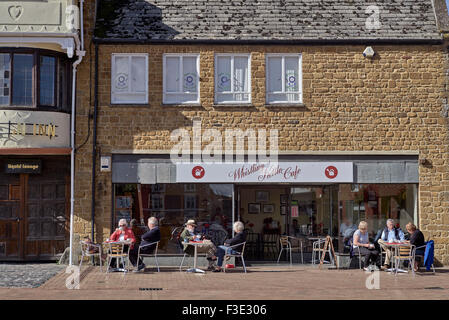 Pavement Café mit Sitzkunden auf dem Marktplatz in Banbury Oxfordshire England UK Stockfoto