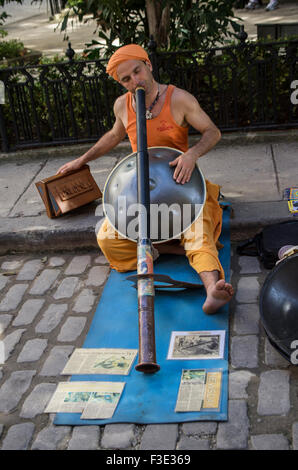 Straßenkünstler spielen der Hang und ein Harmonium zur gleichen Zeit wie ein Didgeridoo auf der Republik Kuba Stockfoto