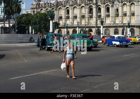 Eine Frau steht Kreuze Street mit ihren Einkaufsmöglichkeiten einer kubanischen Zigarre in Havanna die Hauptstadt der Republik Kuba Stockfoto