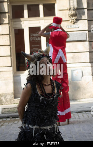 Kostümierte Straßenkünstler mit Gesicht Make-up und einen roten Hut zwischen ruht zeigt in Havanna auf Kuba Stockfoto