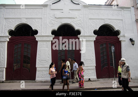 Die Menschen gehen vorbei an eine schöne gut erhaltene Art-déco-Gebäude im touristischen Zentrum von Havanna, Republik Kuba Stockfoto