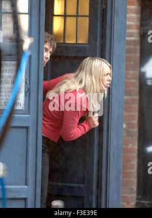 London, UK, 5. August 2005: Billie Piper und David Tennant Dreharbeiten Szenen für Dr Who in London Stockfoto