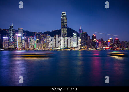 Hong Kong SAR, Hong Kong - 23. Februar 2014: Nachtszene von Hong Kong Island, Blick von Tsim Sha Tsui Promenade, Kowloon Stockfoto