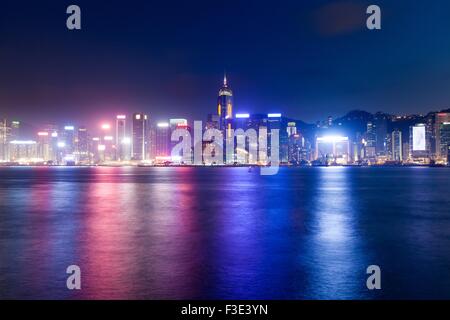 Hong Kong SAR, Hong Kong - 23. Februar 2014: Nachtszene von Hong Kong Island, Blick von Tsim Sha Tsui Promenade, Kowloon Stockfoto