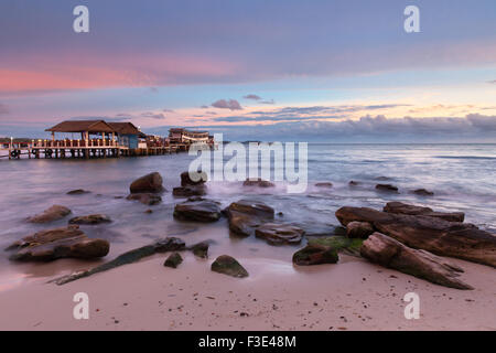 Sihanoukville Strand im Sonnenuntergang, beliebte Resort in Kambodscha. Stockfoto