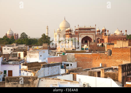 Agra, Indien - 10. Oktober 2014: hinter den Kulissen Blick auf Taj Mahal vom Dach des Taj Ganj Bereich, Indien Stockfoto