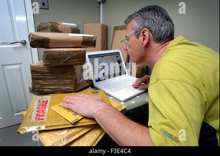 MANN ZU HAUSE MIT PARZELLEN VERKAUF ARTIKEL ONLINE-RE EBAY HOBBY VERKÄUFER VERKAUFEN INTERNET EINKOMMENSTEUER HMRC ERKLÄRT IM INLAND REVENUE UK Stockfoto