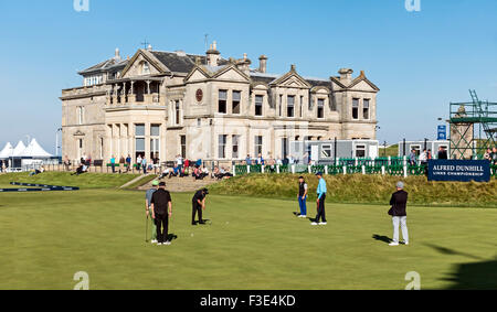 Der Old Course und Clubhaus in St. Andrews, Schottland mit Golfer setzen am 18. Loch vor Alfred Dunhill Links Championship Stockfoto