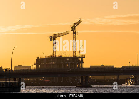 Herbst Sonnenaufgang mit Docklands Entwicklung, London, England, U.K Stockfoto
