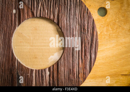 Bilderrahmen aus altem Holz im Hintergrund gemacht. Stockfoto
