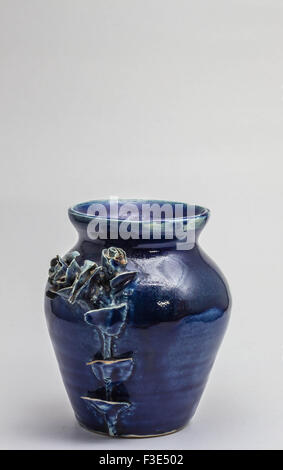 Keramikvase auf weißem Hintergrund Stockfoto