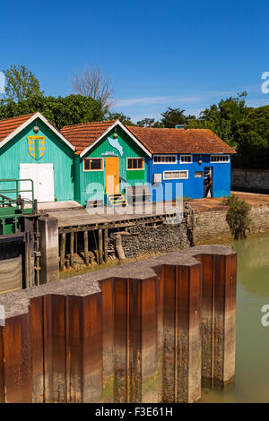 Bunte Hütten oyster Farmer Hafen Le Chateau d'Oleron Insel d'Oléron Poitou-Charentes Charente Maritime France Europe Stockfoto