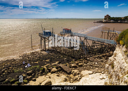 Angeln-Plattformen am Flussufer Talmont Sur Gironde Charente-Maritime France Europe Stockfoto