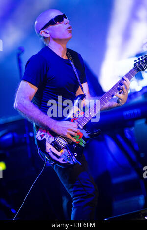 Mailand Italien. 5. Oktober 2015. Der US-amerikanische instrumental-Rock-Gitarrist JOE SATRIANI live auf der Bühne Teatro Della Luna während "The Shockwave Tour 2015" Credit führt: Rodolfo weitertransferiert/Alamy Live News Stockfoto